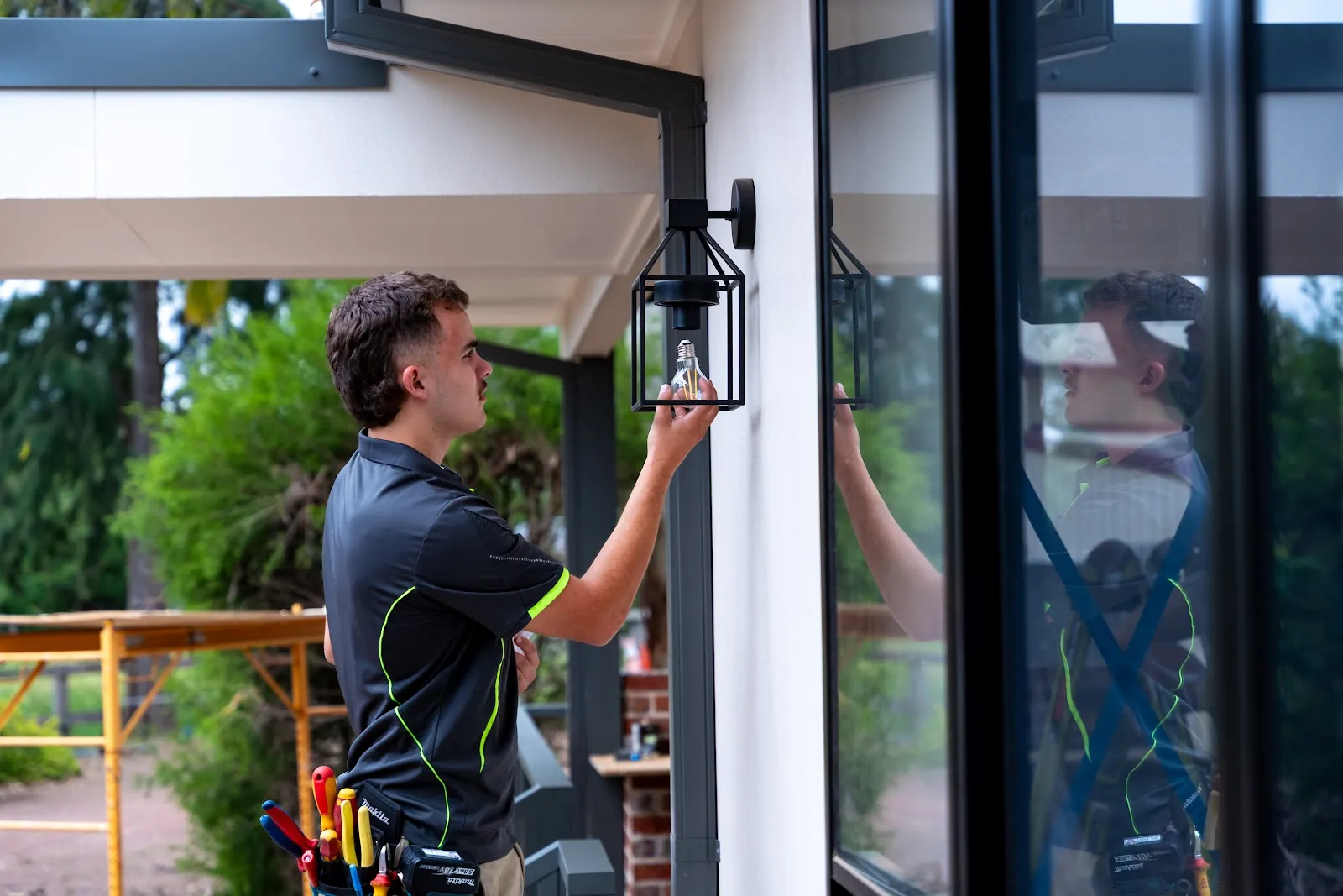 Fix Electrical electrician installing an EV charger